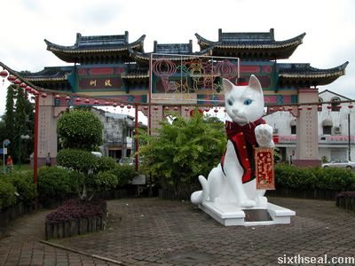 kuching cat statue new year